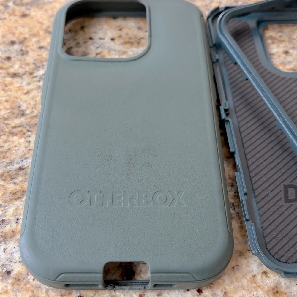 Otterbox Defender for iPhone 15 Pro In great - Picture 4 of 4